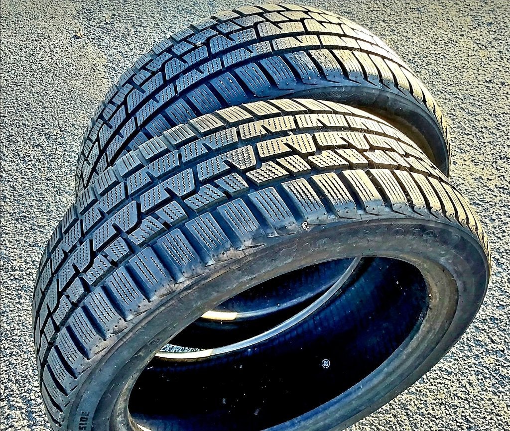 2 très bons pneus hiver 225/45-17 avec 6 - 7 mm de profil., Autos : Pièces & Accessoires, Pneus hiver, Enlèvement, Utilisé, 225 mm