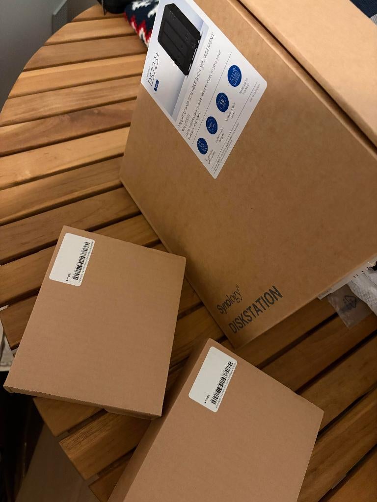 NAS Synology DS723+  et 2x WD Red Pro 8To WD8005FFBX NEUFS, Enlèvement, Neuf