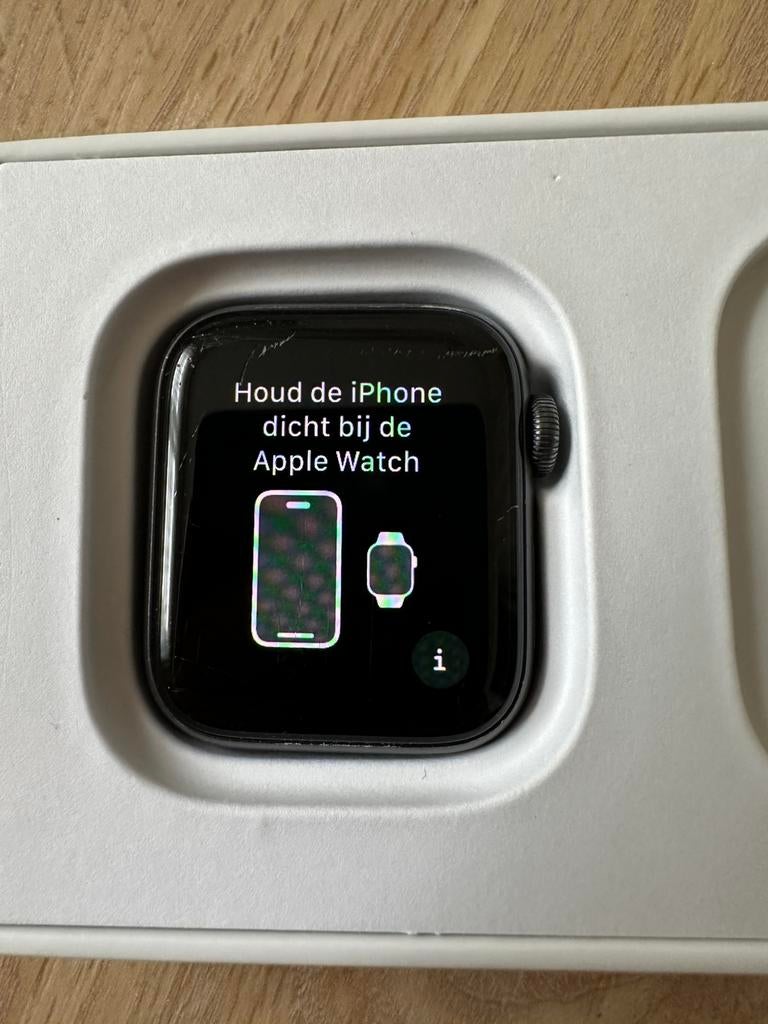 Apple Watch SE - Aluminium gris sidéral, Bijoux, Sacs & Beauté, Montres connectées, Étanche, Enlèvement ou Envoi, Utilisé, Noir