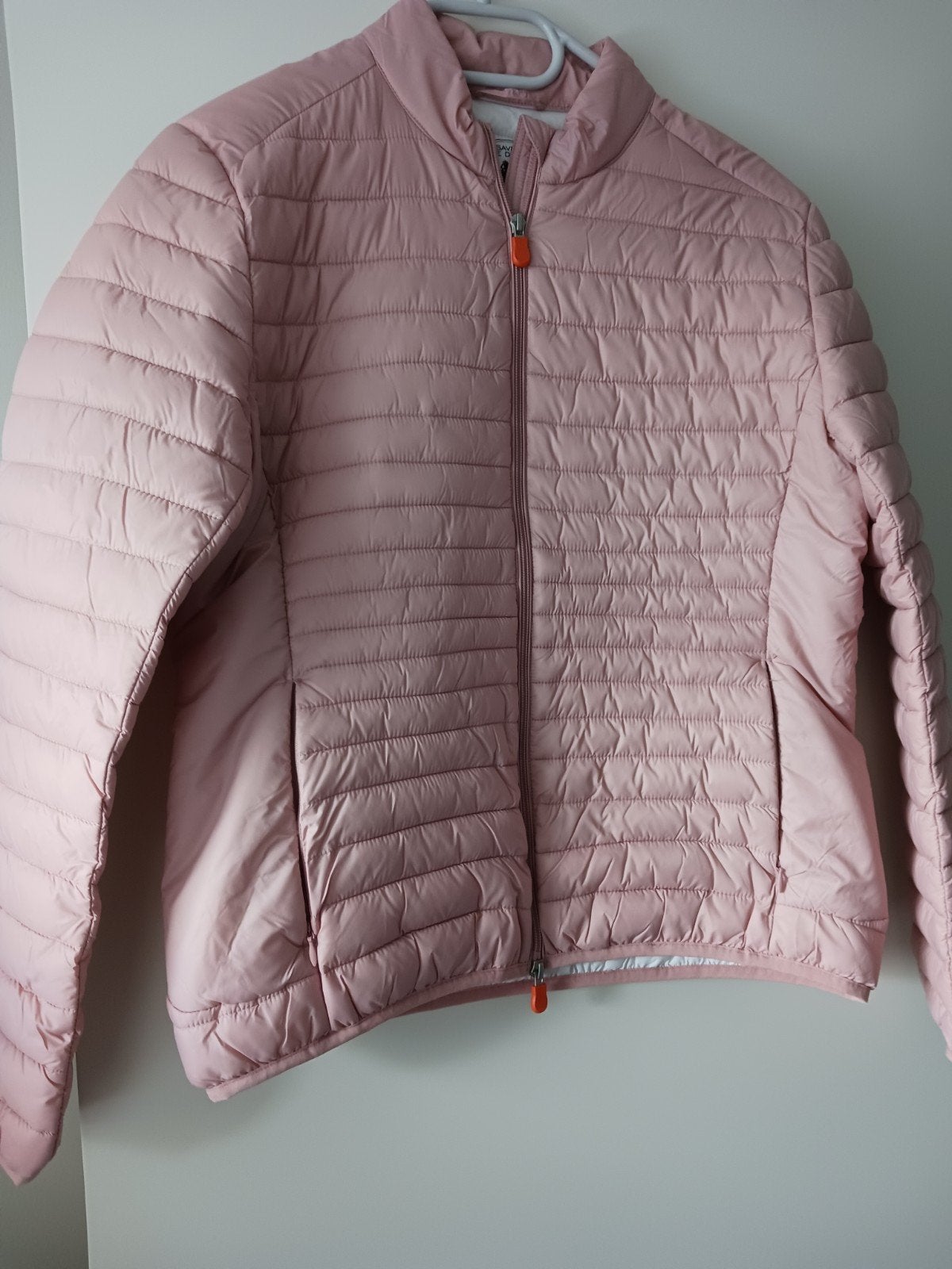 Roze jas merk Save The Duck te koop. M 42-44, Kleding | Dames, Jassen | Zomer, Maat 42/44 (L), Zo goed als nieuw, Roze, Ophalen