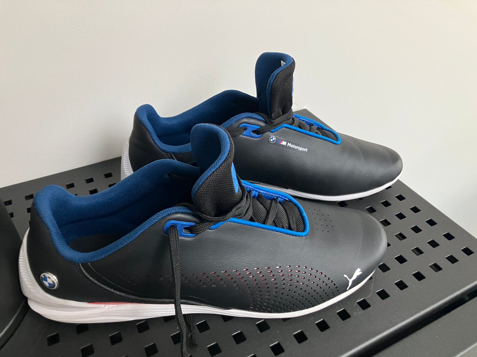 Nouvelles baskets avec logo BMW, Enlèvement, Comme neuf, Vêtements, Autres marques