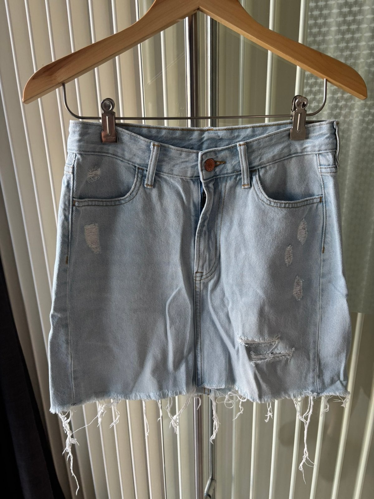 Licht blauwe jeans rok, Enlèvement, Porté, Bleu, Au-dessus du genou