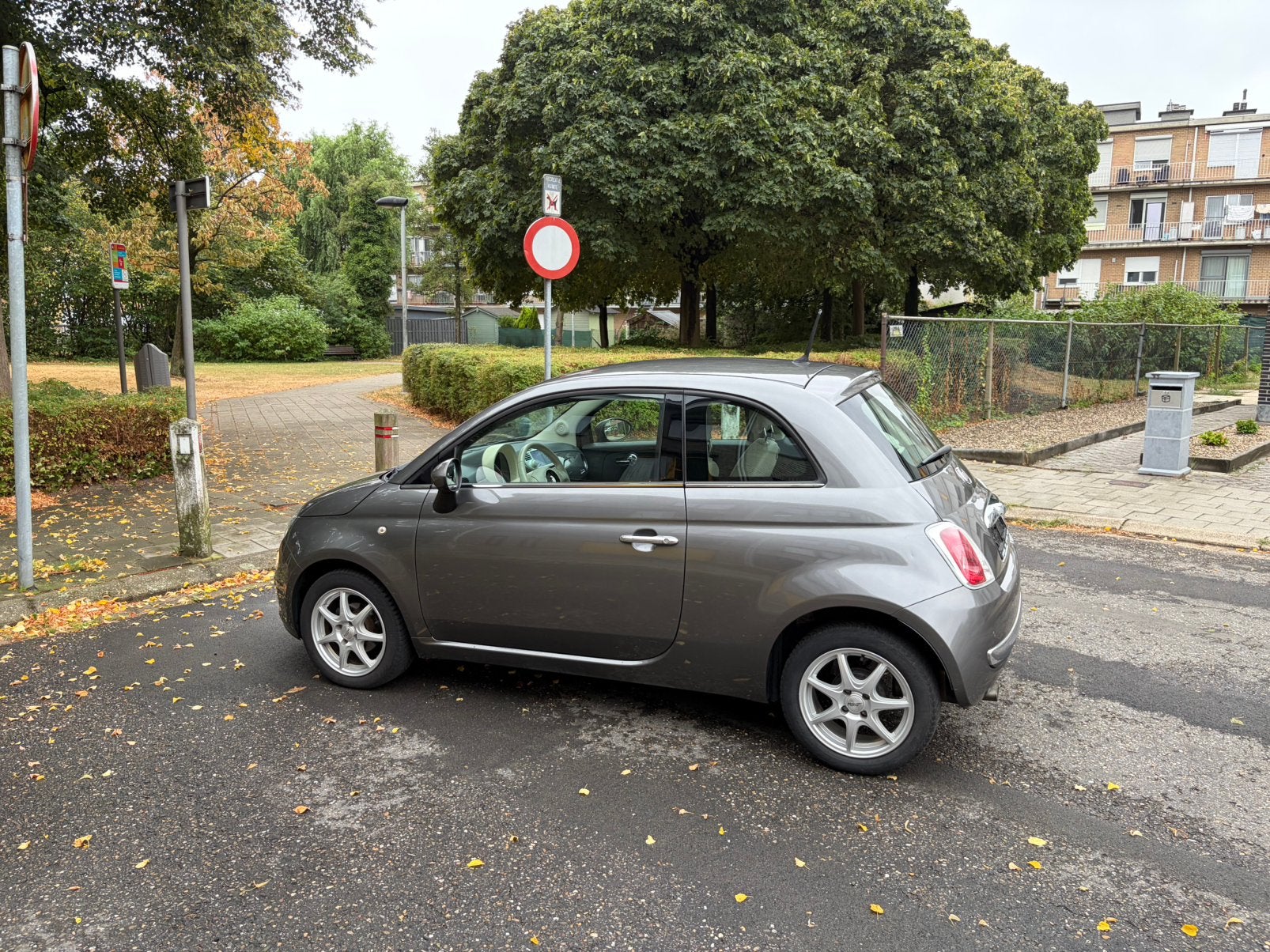 Fiat 500 1.2 benz 83000km 2015 airco carplay garantie, Auto's, Voorwielaandrijving, 4 cilinders, Parkeersensor, Leder en Stof