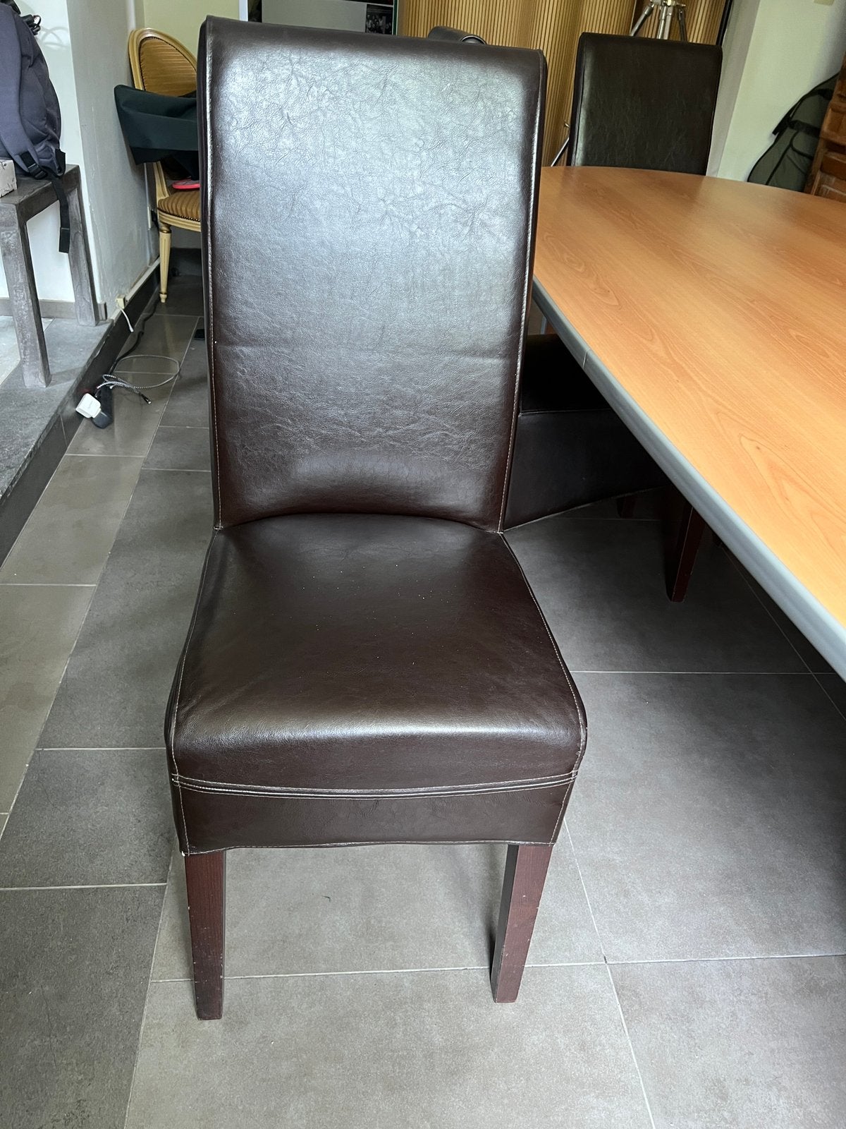 6 chaises simili cuir brun en bon état, Maison & Meubles, Enlèvement, Comme neuf