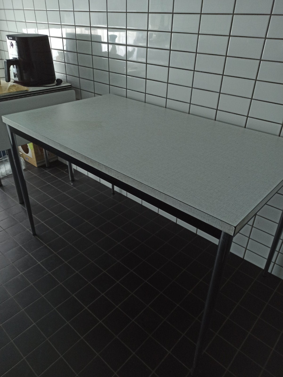 Keukentafel met cromépoten, Enlèvement