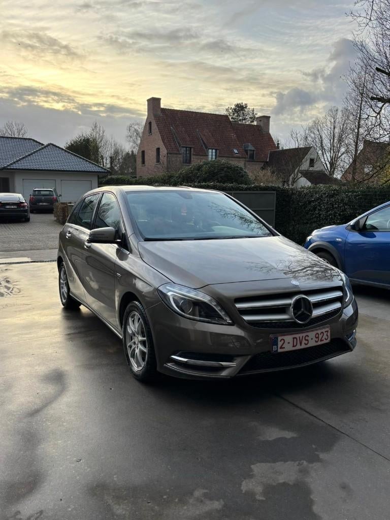 Mercedes B180 / 83 000 km / Automaat, Euro 5, Zwart, 4 cilinders, Leder en Stof