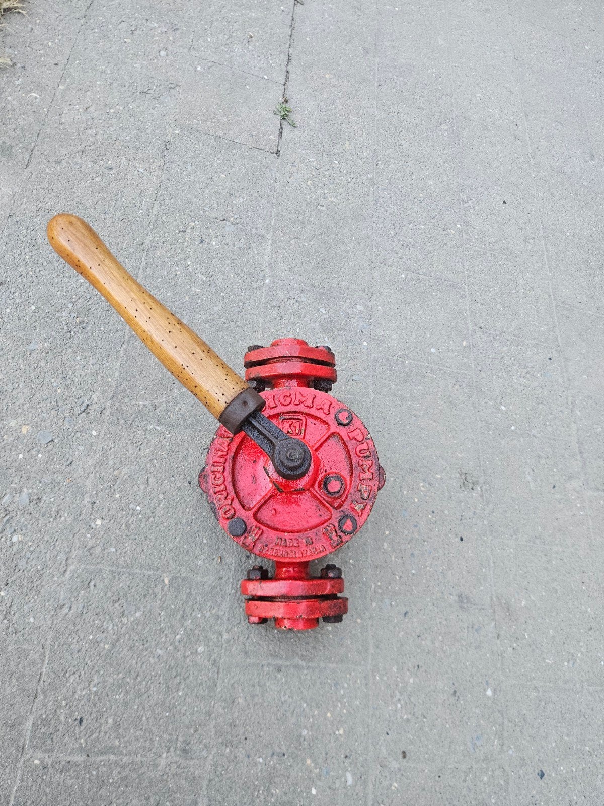 Vintage handpomp, Ophalen