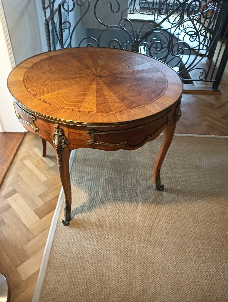 table ronde en acajou, Enlèvement