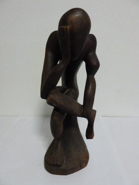 Houten gesculptuurd beeld "De Denker" op sokkel 42cm, Handgemaakt, Ophalen of Verzenden, 20 - 50 cm, Beeld