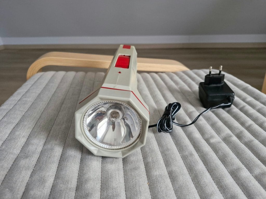 Lampe torche vintage Syman rechargeable + chargeur, Enlèvement, Utilisé, Batterie