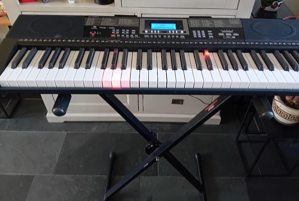 Keyboard / Piano, Muziek en Instrumenten, 61 toetsen, Zo goed als nieuw, Met standaard, Ophalen