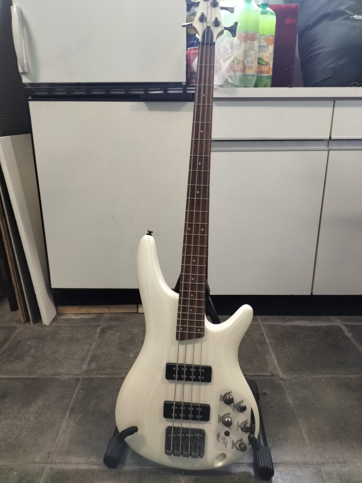 Basse électrique Ibanez 300e + bandoulière, standard, Musique & Instruments, Enlèvement, Comme neuf, Électrique