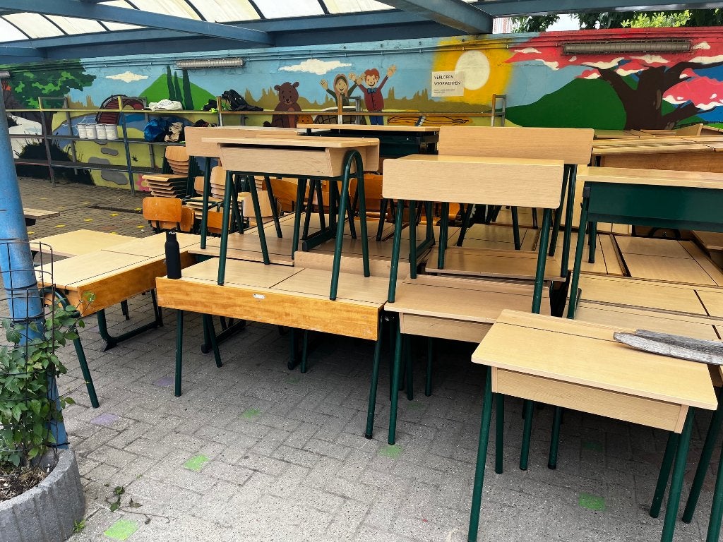 Oude schoolbanken en stoelen, Huis en Inrichting, Bureaus, Gebruikt, Kinderbureau, Antiek, Hout, Ophalen