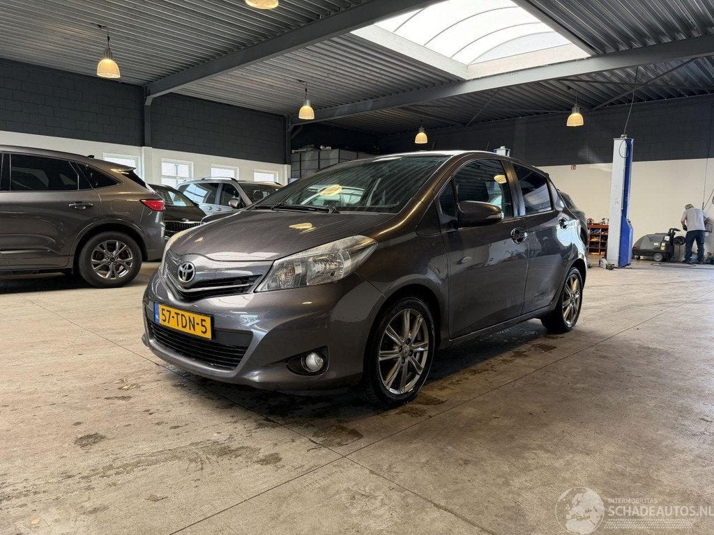 Toyota Yaris 1.3 VVT-i Dynamic (bj 2012, automaat), Auto diversen, Ongevalwagen, Automaat, 1329 cc, Toyota, Zilver of Grijs