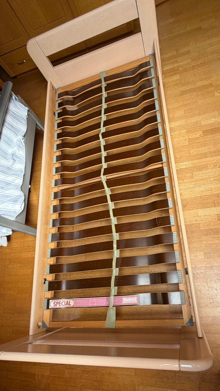 Vintage houten eenpersoonsbed met flexibele lattenbodem, Ophalen of Verzenden, Zo goed als nieuw, Bedbodem
