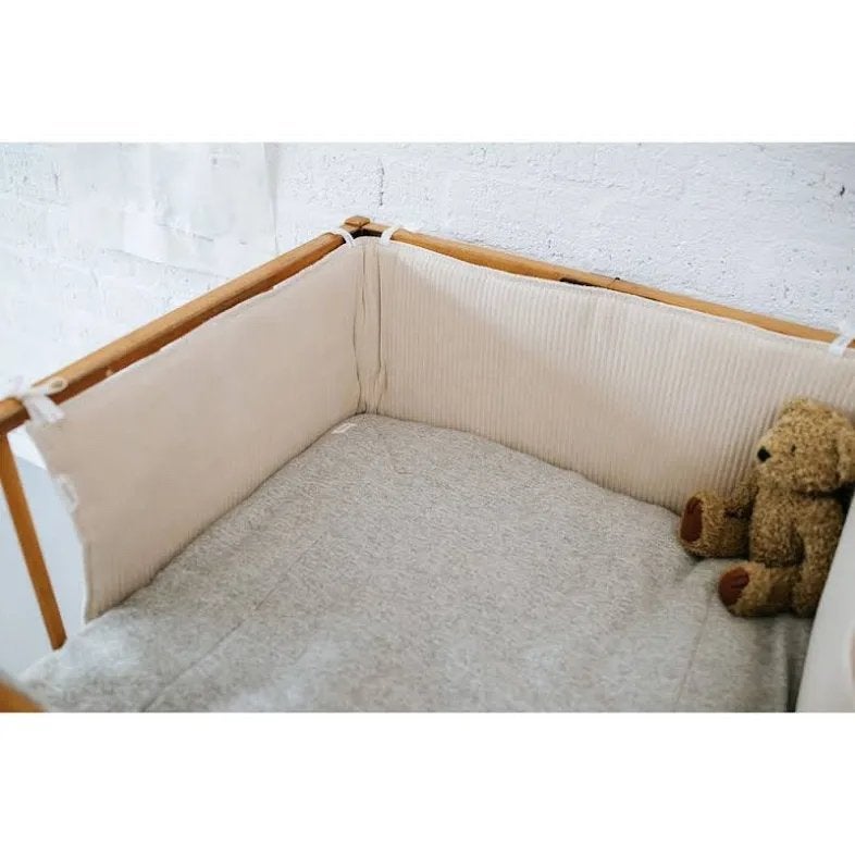 Koeka bed bumper / parkomrander - kleur Sand 32x185, Kinderen en Baby's, Ophalen, Zo goed als nieuw, Rechthoekig, Boxkleed