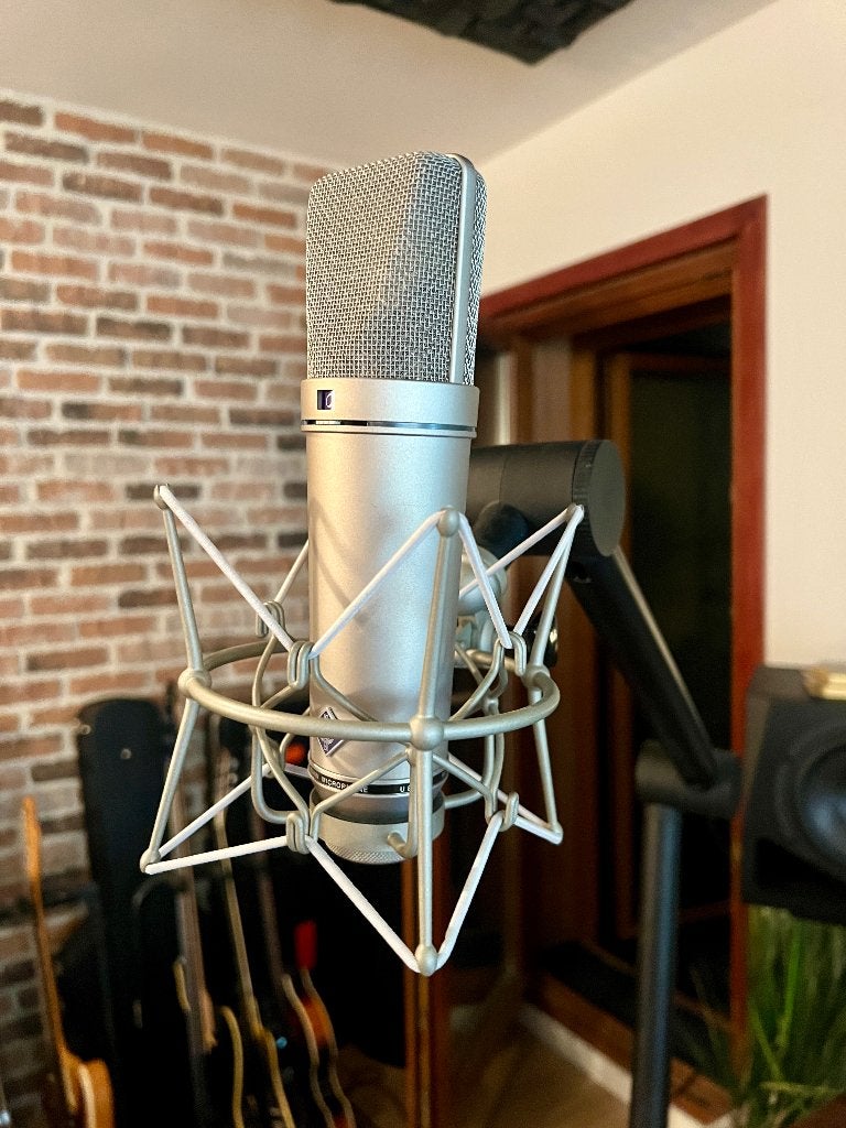 Neumann U87 Ai studio set, Musique & Instruments, Microphones, Enlèvement, Comme neuf, Micro chant