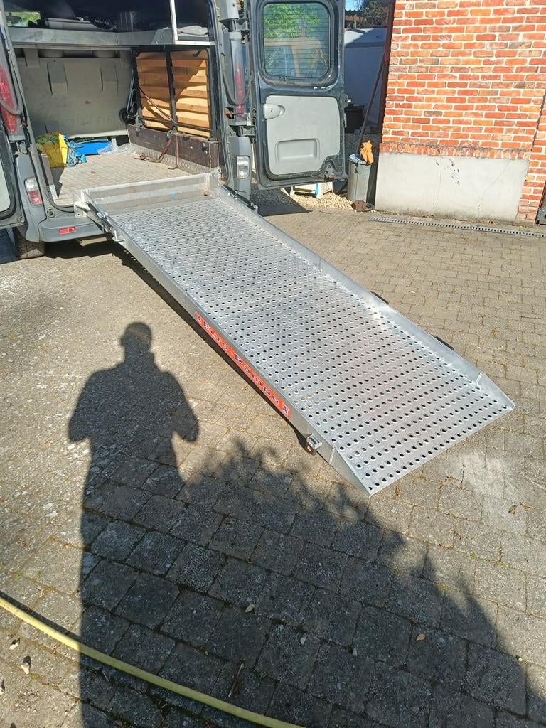 Aluminium opklapbaar oprijramp, Ophalen, Aluminium