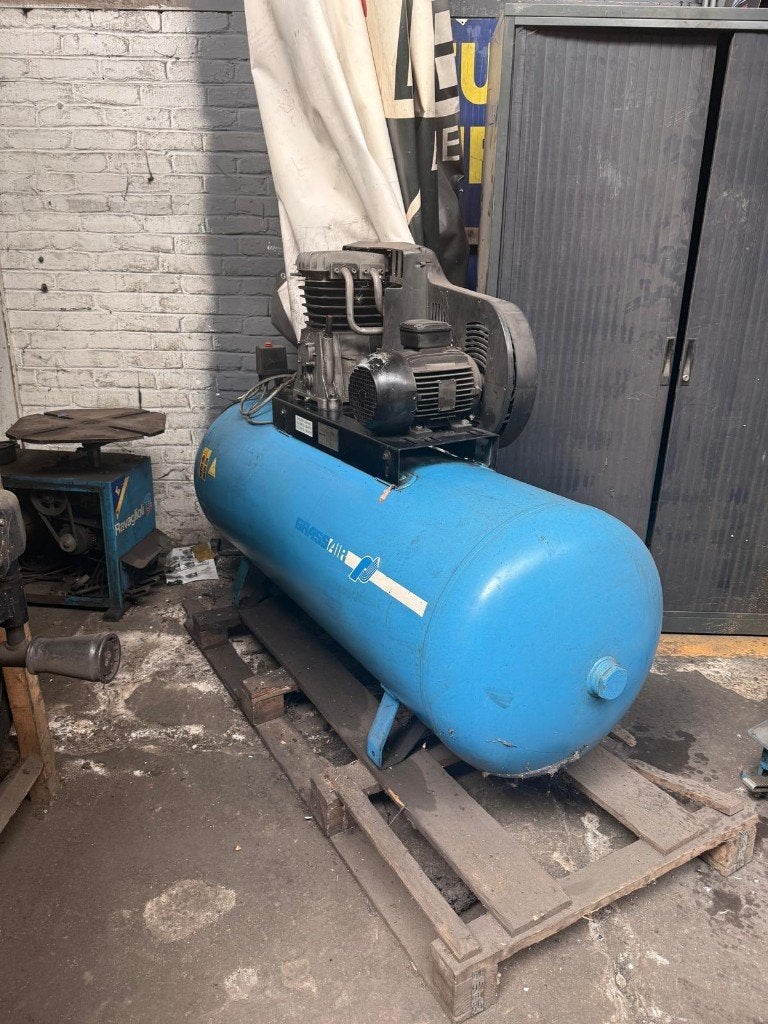 Compresseur GRASSAIR, 100 litres ou plus, Enlèvement, Utilisé