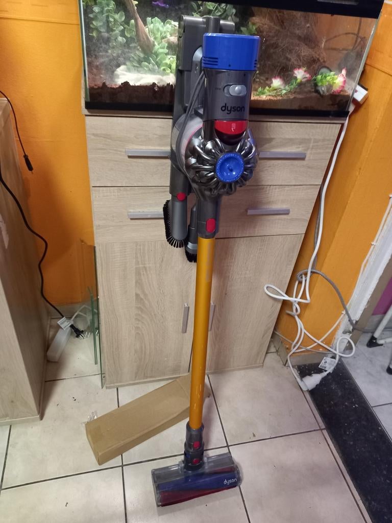 Dyson v8 absolute complet support mural embouts etc..., Elektronische apparatuur, Stofzuigers, Ophalen of Verzenden, Zo goed als nieuw