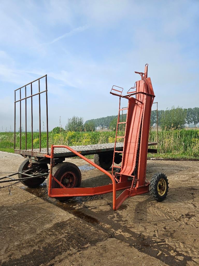 Platte wagen met bijhorende pakkenlader, Articles professionnels, Agriculture | Aliments pour bétail, Enlèvement