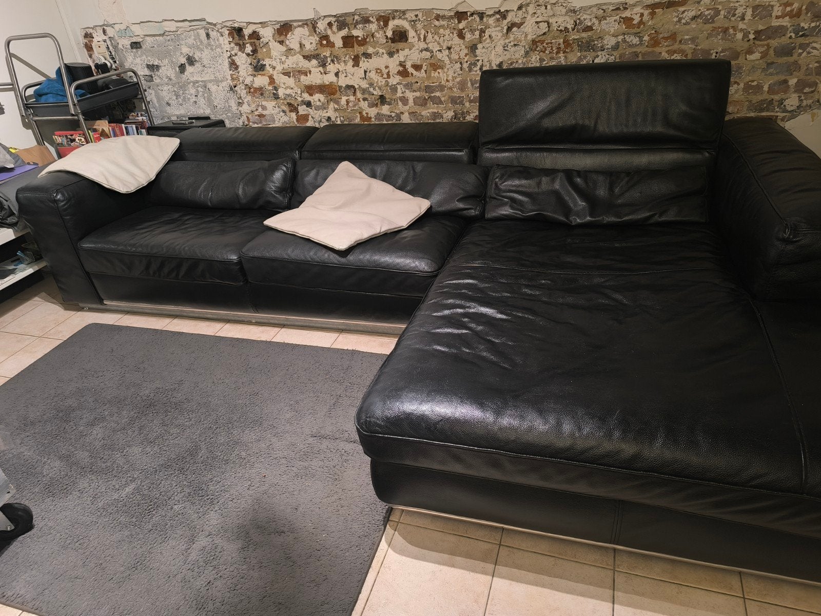 lederen zwarte hoekzetel met brede ligplaats., Huis en Inrichting, Ophalen