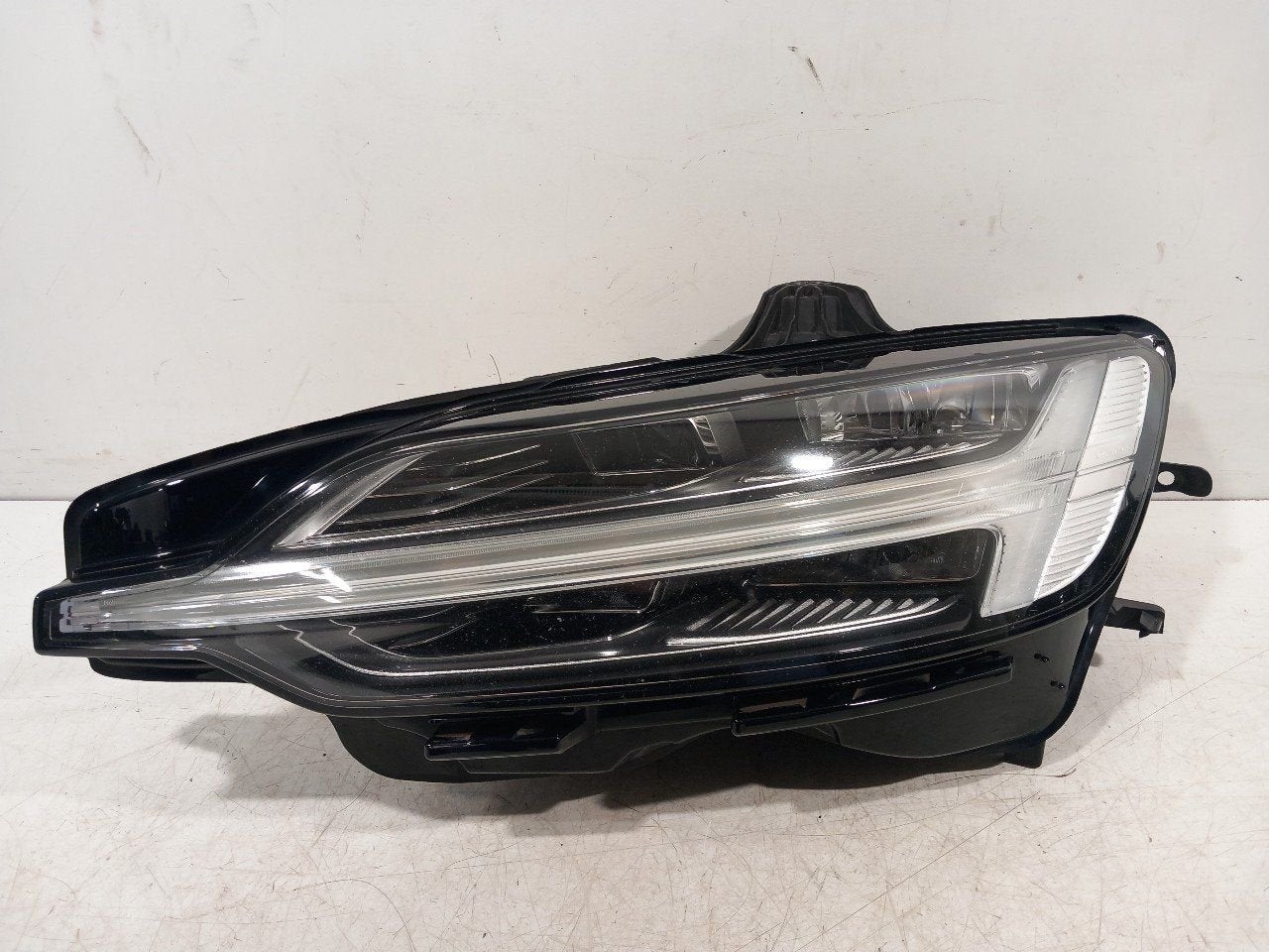 Koplamp links Volvo V60, Onderdelen@venauto.nl, Van der Ven Autorecycling B.V., Ettenseweg 76, 4706 PB Roosendaal, The Netherlands