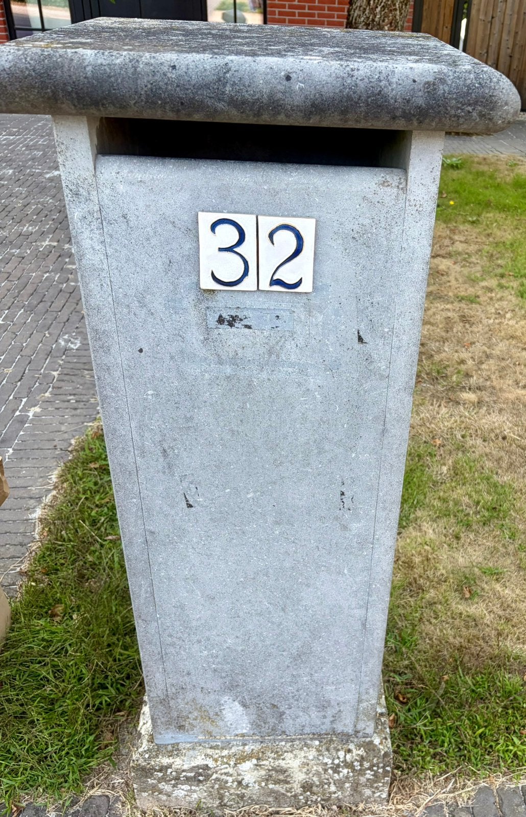 Natuursteen brievenbus, Tuin en Terras, Brievenbussen, Ophalen, Gebruikt, Hardsteen, Staande brievenbus