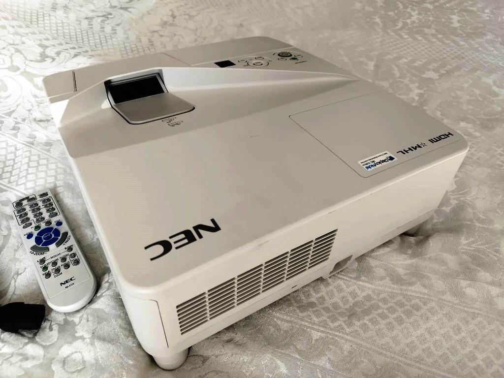 NEC UM361X Beamer/ 3600 ANSI lumen, Audio, Tv en Foto, Beamers, Zo goed als nieuw, Ophalen