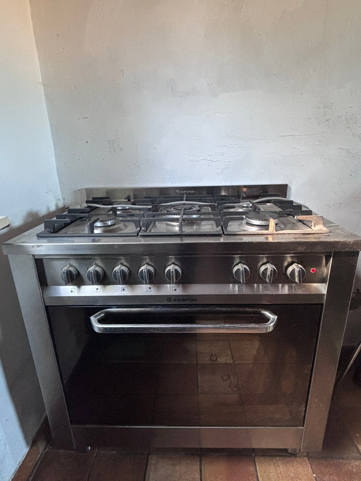 Te koop: Ariston gasfornuis met oven, Ophalen, Zo goed als nieuw, Gas