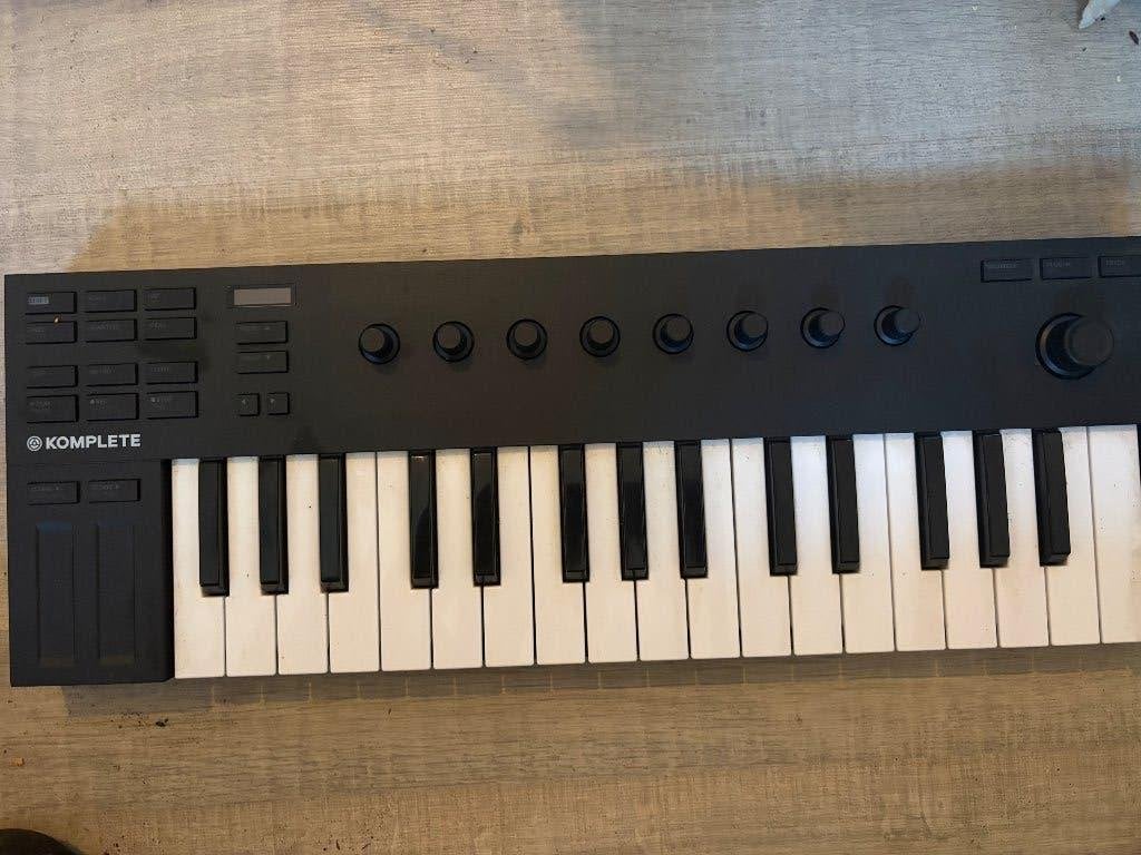 Contrôle complet m32, Musique & Instruments, Équipement Midi, Comme neuf, Enlèvement