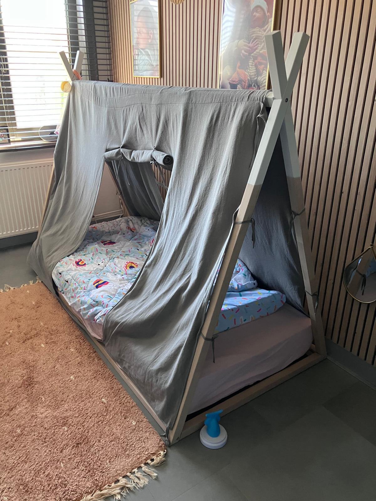 Tipi bed (90x200) inclusief alle toebehoren, Kinderen en Baby's, Ophalen, Zo goed als nieuw, Lattenbodem