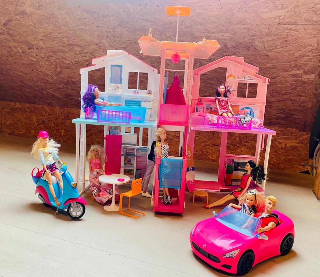 Barbie Dreamhouse + cabrio + scooter + extra barbiepoppen, Kinderen en Baby's, Ophalen, Gebruikt, Poppenhuis