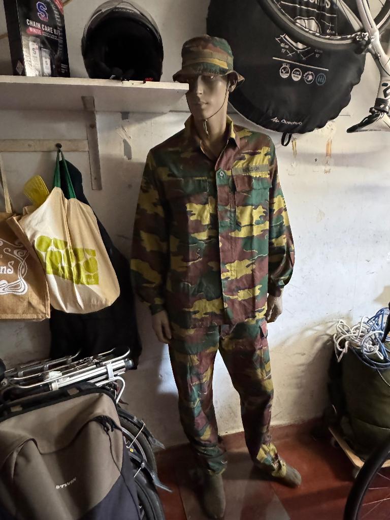 Oude etalage pop met camo kledij, Ophalen, Landmacht, Kleding of Schoenen