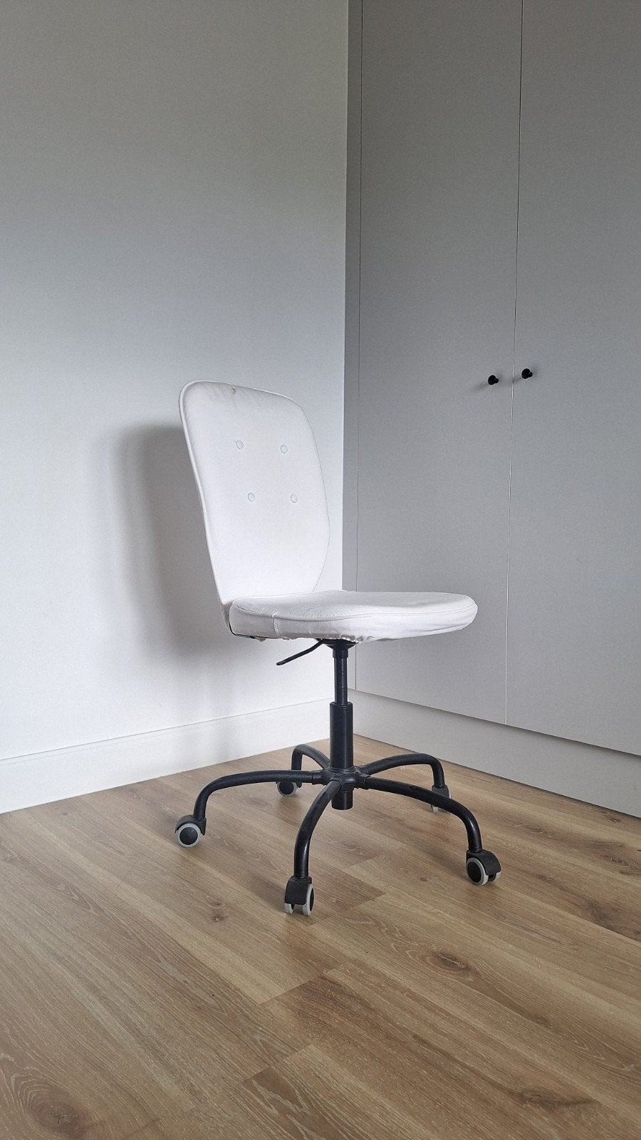 Bureaustoel met witte hoes, Ophalen, Bureaustoel