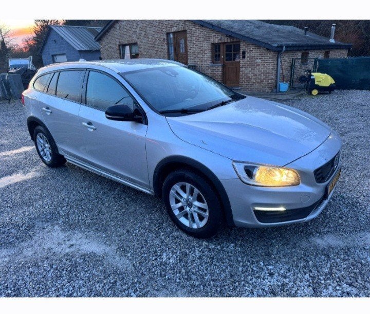 Volvo V60 country fuul  prix export marchand, Argent ou Gris, 110 kW, Entreprise, Noir