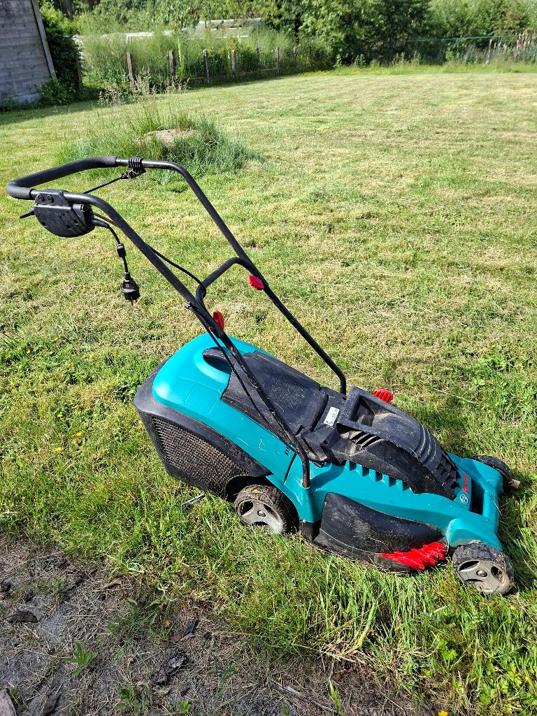 Electrische grasmachine Bosch Rotak 43, Tuin en Terras, Grasmaaiers, Ophalen, Elektrische grasmaaier, Zo goed als nieuw, Opvangbak