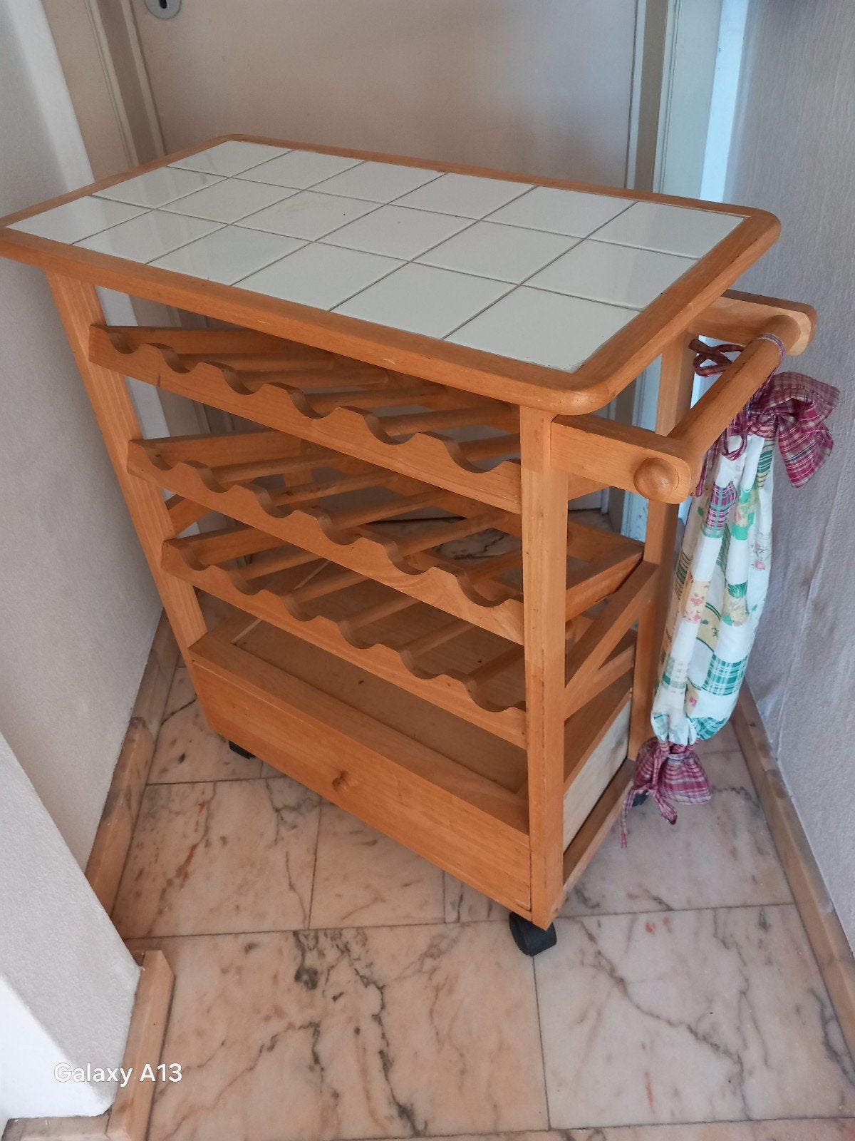 Desserte en bois ( pin ) prévue pour les bouteilles, 1 ou 2 tiroirs, Enlèvement, Utilisé, Pin