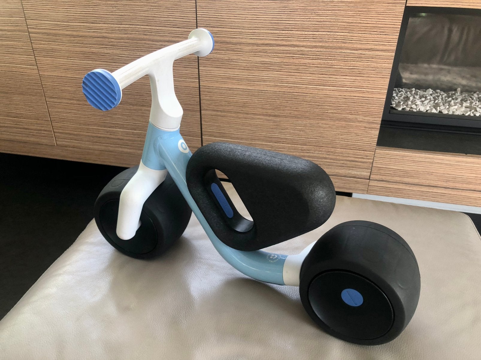 Woom WOW - loopfiets voor peuter - lichtblauw, Ophalen, Zo goed als nieuw, Loopfiets