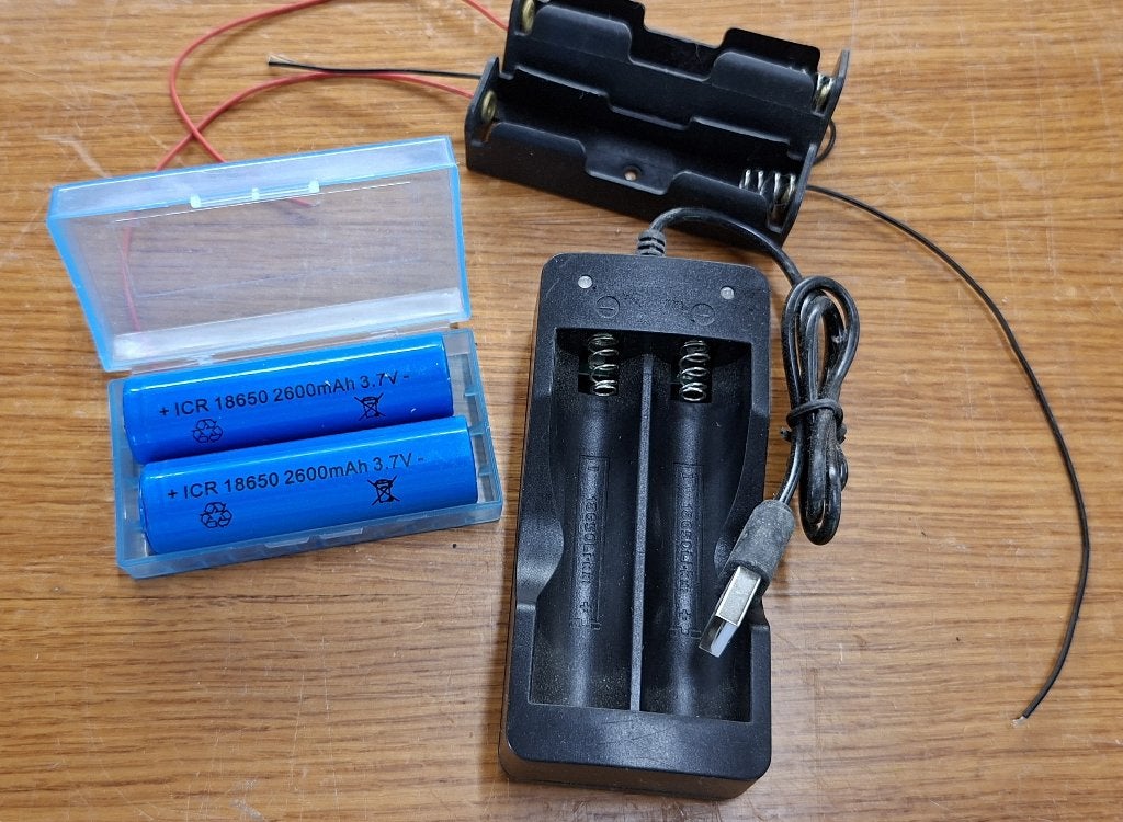 2x ICR 18650 2600mAh + USB lader + 2 houders, Ophalen, Nieuw