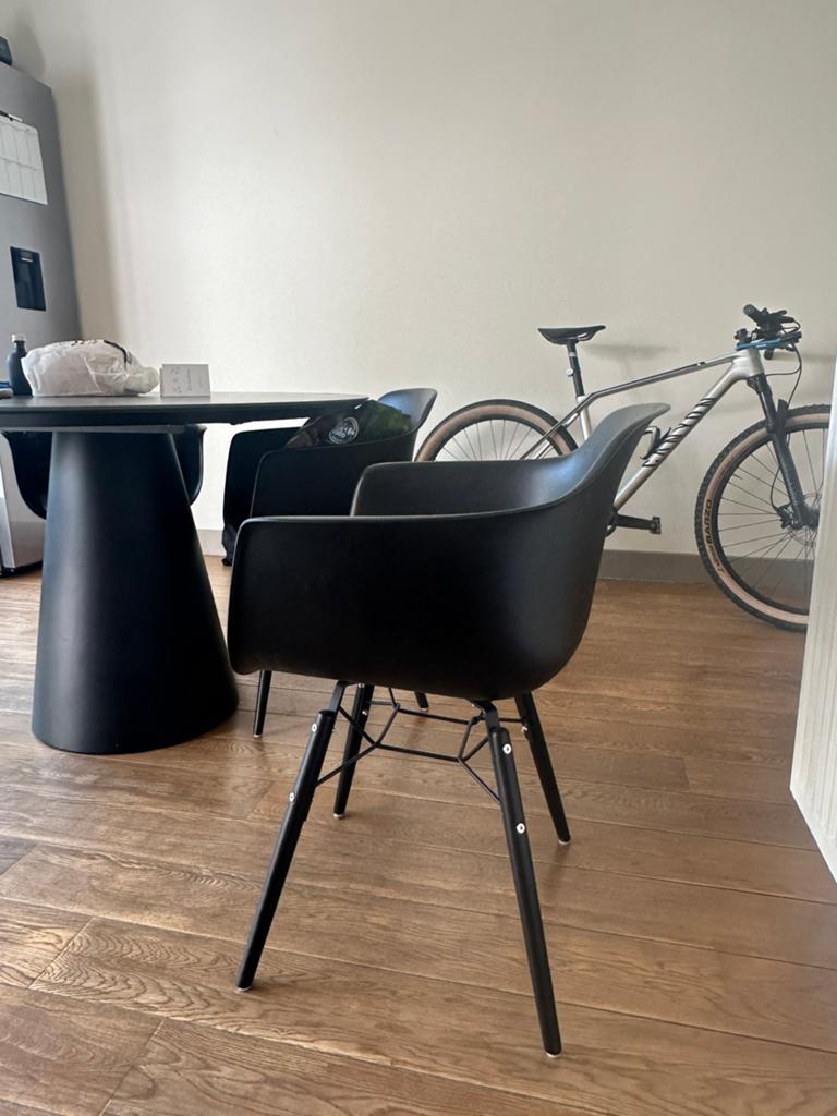 Zwarte kuipstoelen, Huis en Inrichting, Stoelen, Ophalen, Kunststof, Industrieel, modern, Zwart