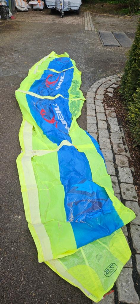 3 oude surf kites, Enlèvement