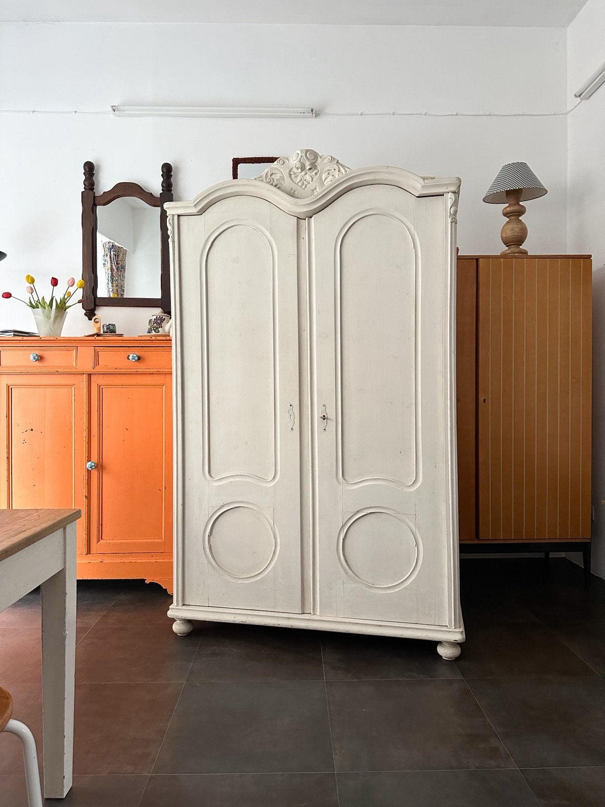 Armoire deux portes en pin patinée crème, Maison & Meubles, Enlèvement, Comme neuf