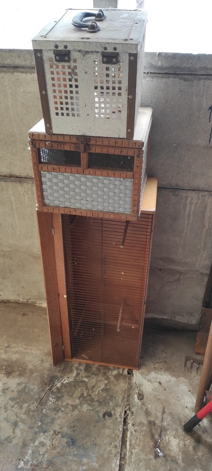 1 cage d'élevage en bois et 2 cages de transport : 1 en bois