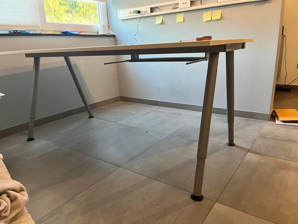 Ikea galant onderstel bureau, Huis en Inrichting, Bureaus, Ophalen, In hoogte verstelbaar, Zo goed als nieuw