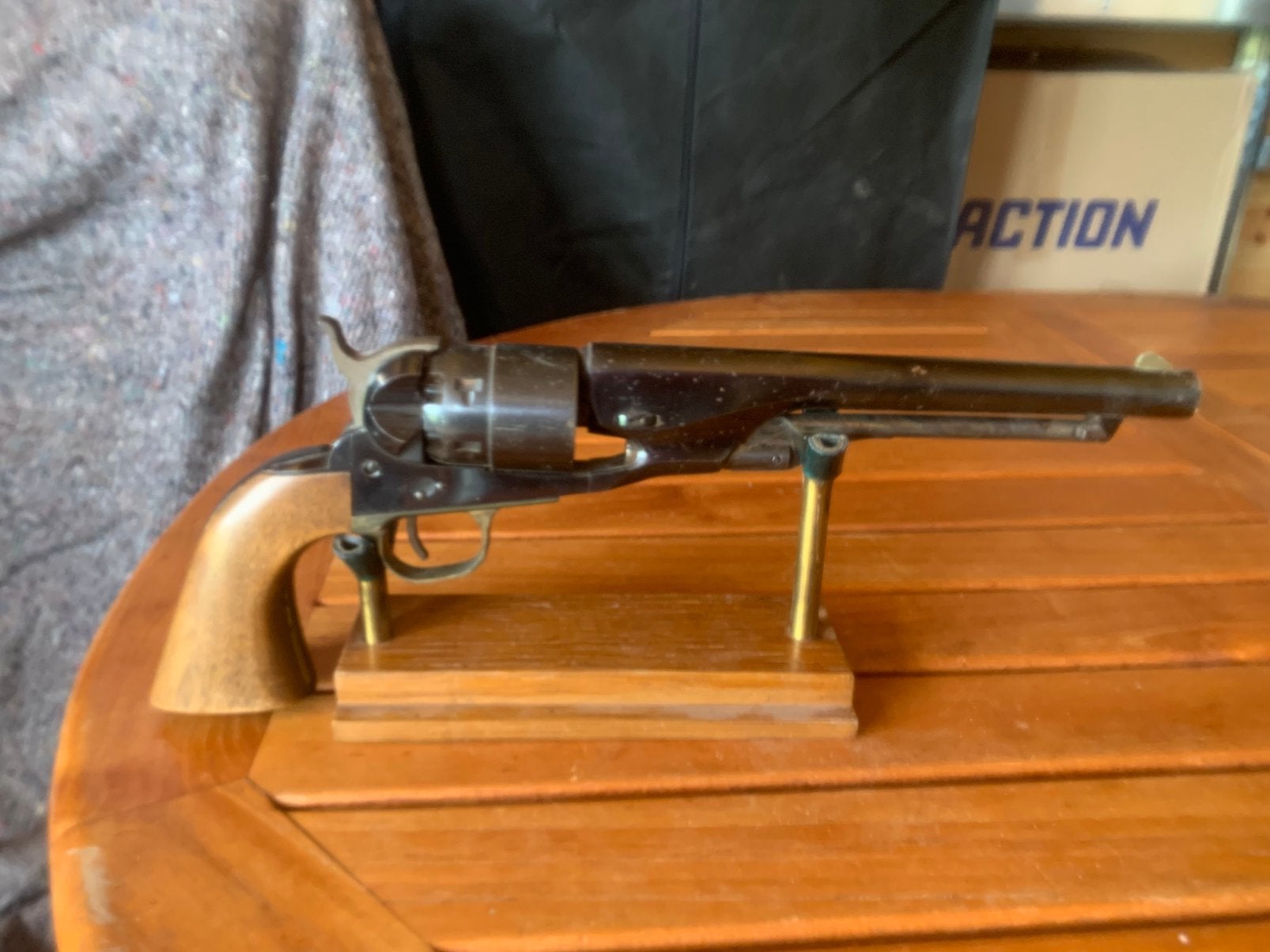 Colt, Antiquités & Art, Enlèvement