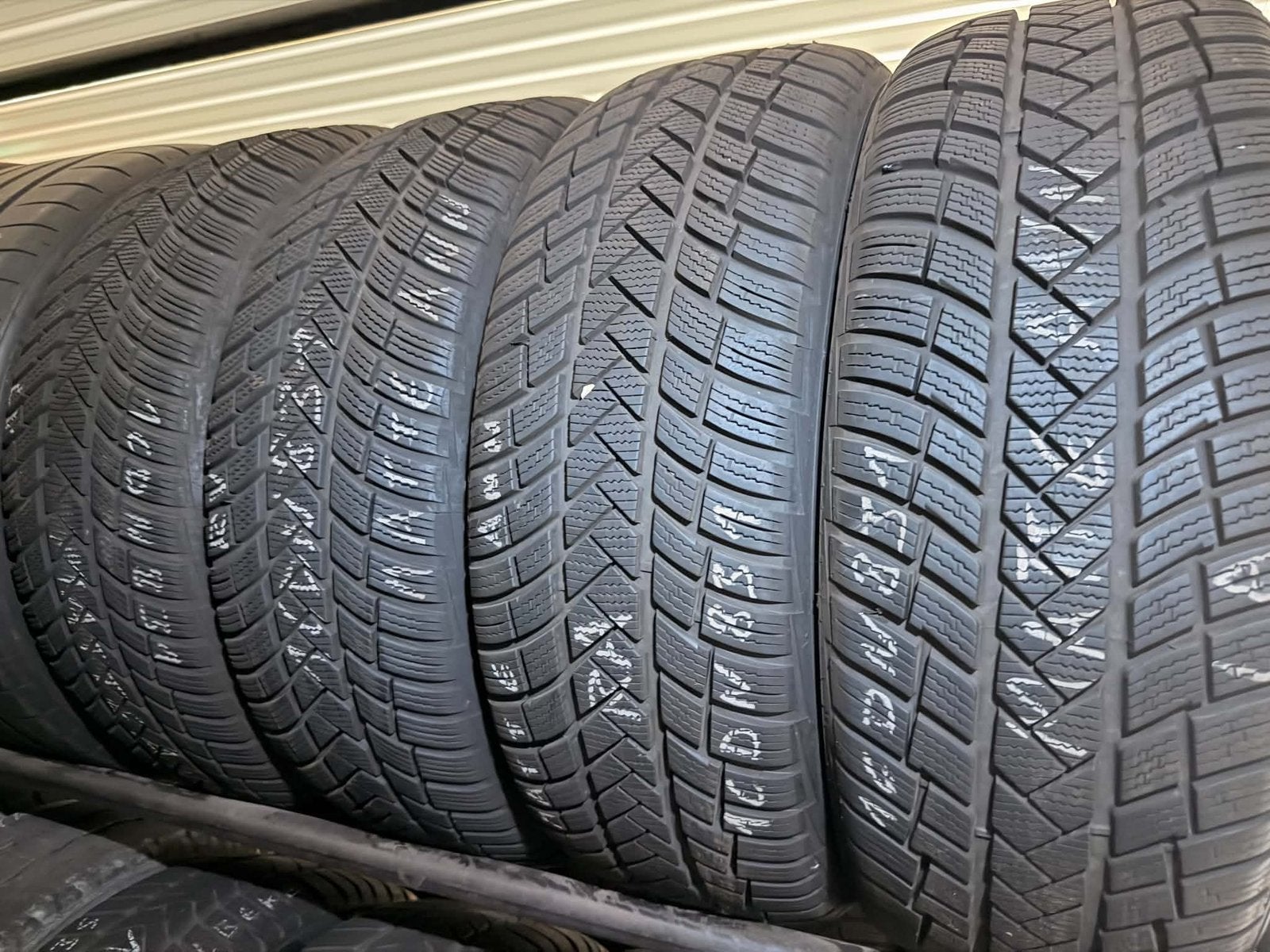 Pneu d'hiver NEUF, Autos : Pièces & Accessoires, Neuf, Pneus hiver, 255 mm, Véhicule de tourisme