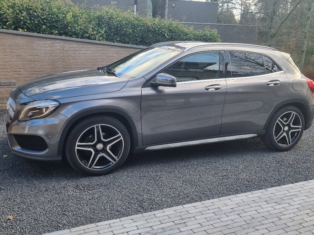 Zeer mooie Mercedes GLA AMG Line 1.6 156 pk, Voorwielaandrijving, Zwart, 4 cilinders, Parkeerassistent