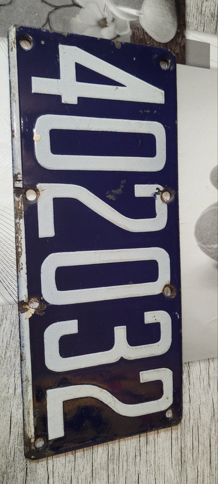Ancienne plaque émaillée d'immatriculation pour voiture