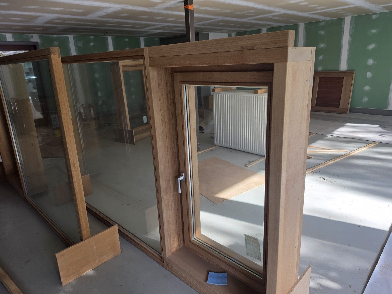 Nieuw Meranti houten raampartij dubbelglas, Ophalen, Nieuw, 150 tot 225 cm, Inclusief glas